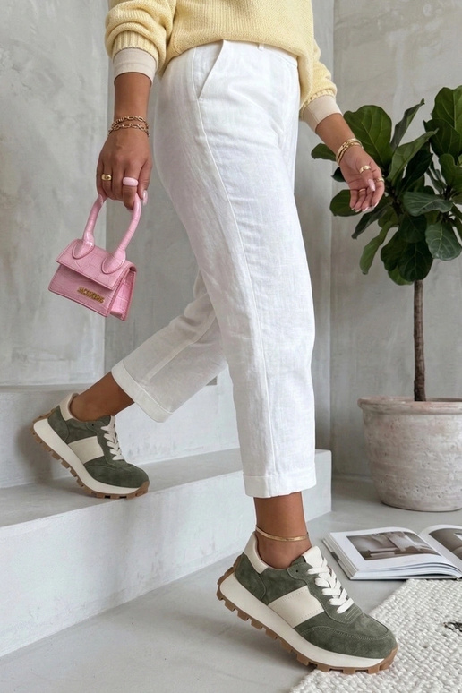 Groene leren schoenen op platform...