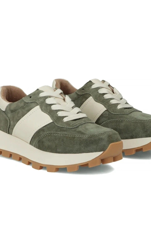 Groene leren schoenen op platform...