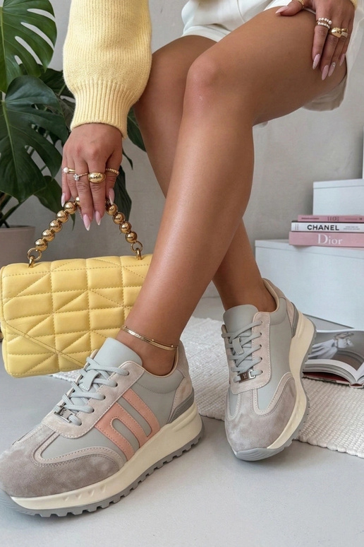 Grijze leren schoenen op platform...