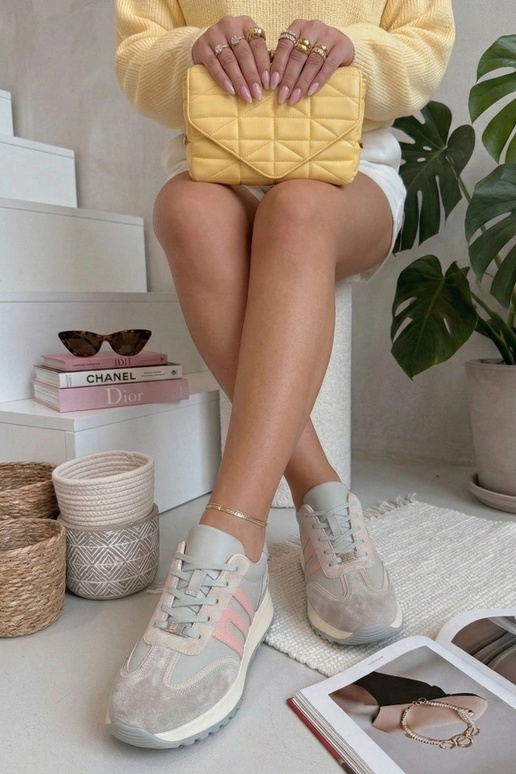 Grijze leren schoenen op platform...