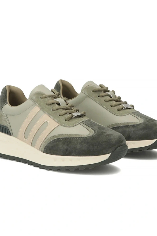 Groene leren schoenen op platform...