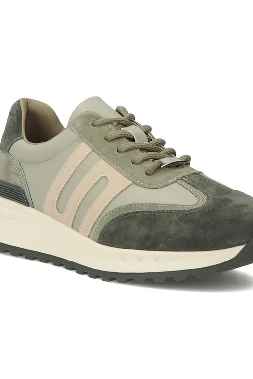 Groene leren schoenen op platform...