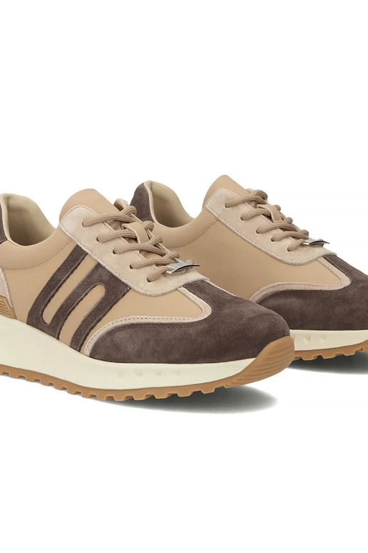 Bruine leren schoenen op platform...