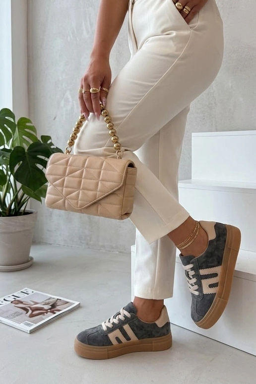 Grijze leren schoenen op platform...