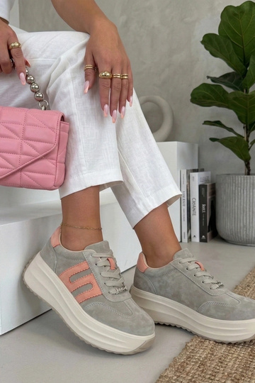 Grijze leren schoenen op... 2