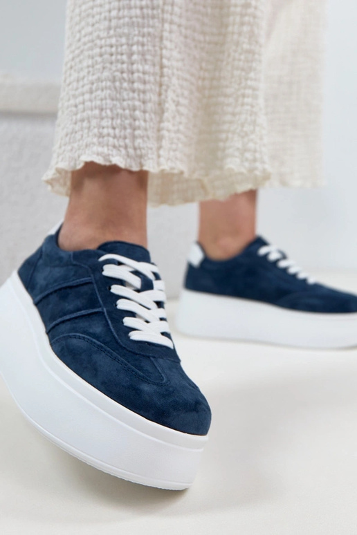 Donkerblauwe leren schoenen op...