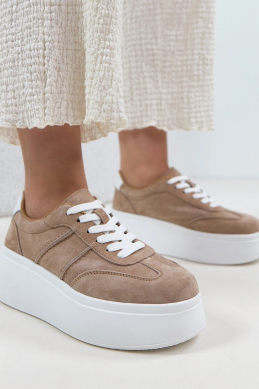 Zandkleurige leren schoenen op...