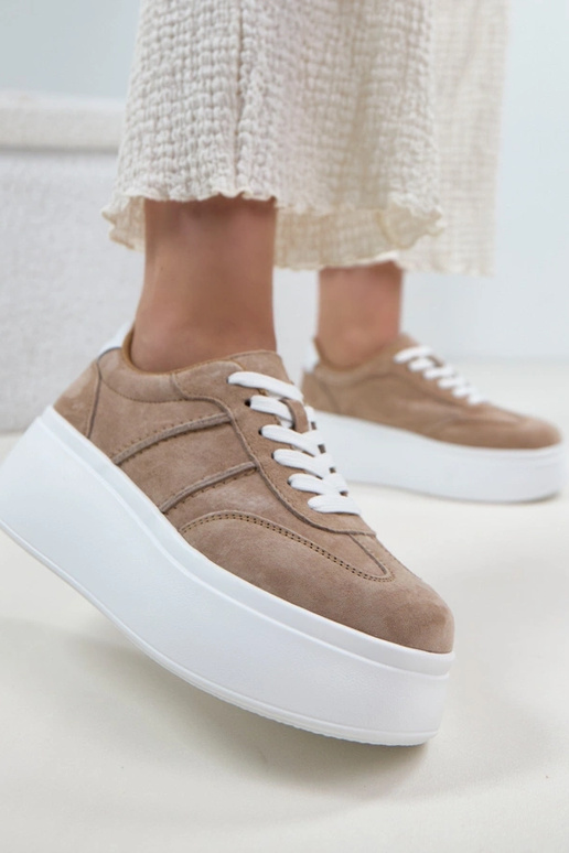 Zandkleurige leren schoenen op...