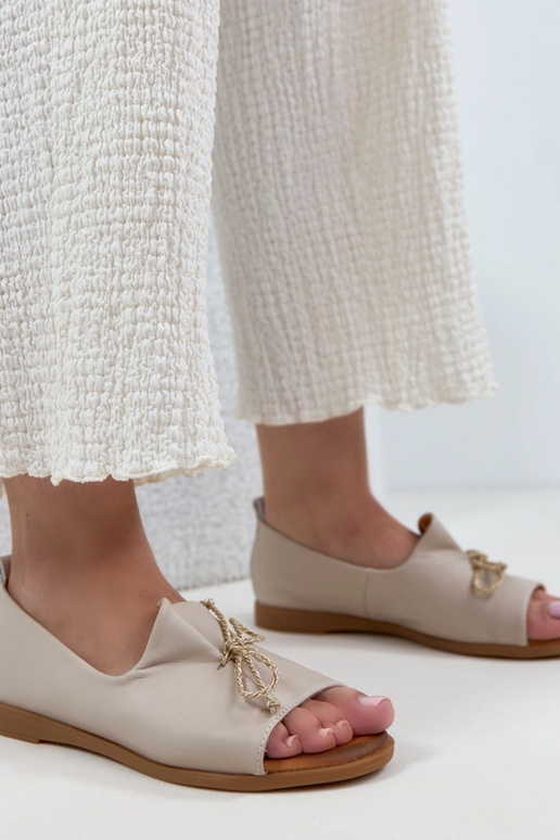 Beige Leder-Ballerinas mit offenem...