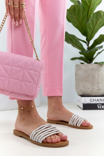 Witte pantoffels versierd... 2