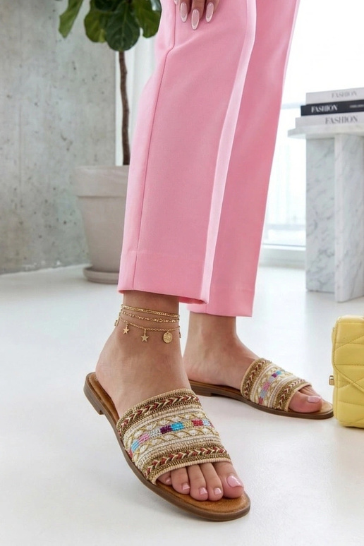 Chaussons sable ornés d'un détail...