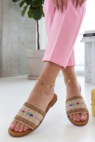 Chaussons sable ornés d'un... 2