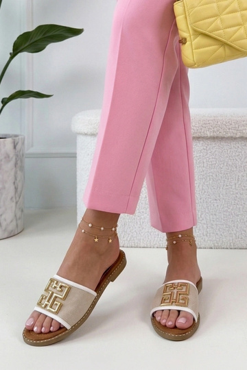 Chaussons blancs ornés... 2