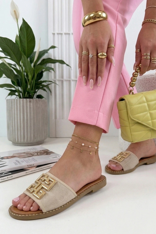 Sandkleurige pantoffels versierd met...