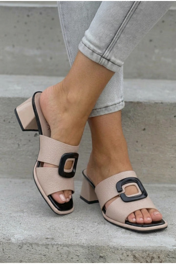 Dames slippers met uitsparingen en gespen op hakken Vinceza 62284 zandkleur