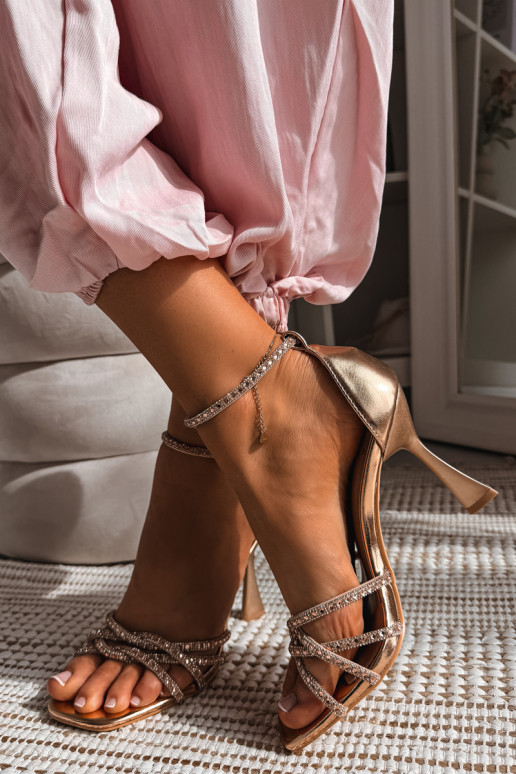 Sandales pour femmes avec des talons aux yeux brillants Szampańskie Redira