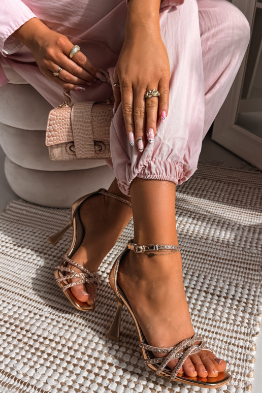 Dames sandalen met hakken met glanzende gaten Szampańskie Redira