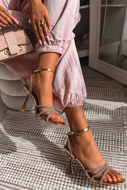 Dames sandalen met hakken Ze Zdobionymi Paskami Szampańskie Gedira