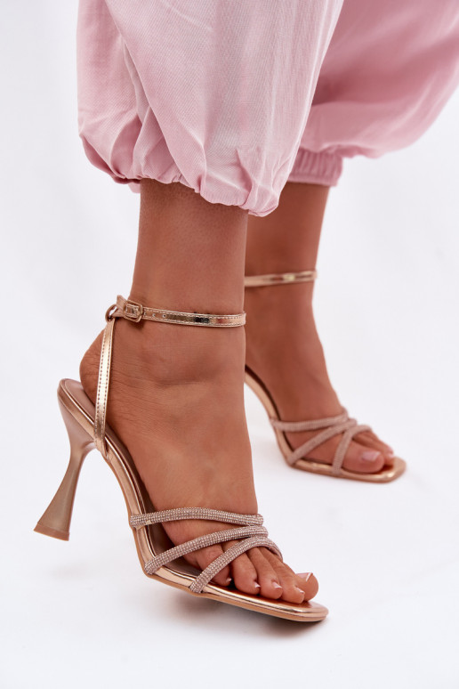 Sandales pour femmes avec des talons Ze Zdobionymi Paskami Szampańskie Gedira