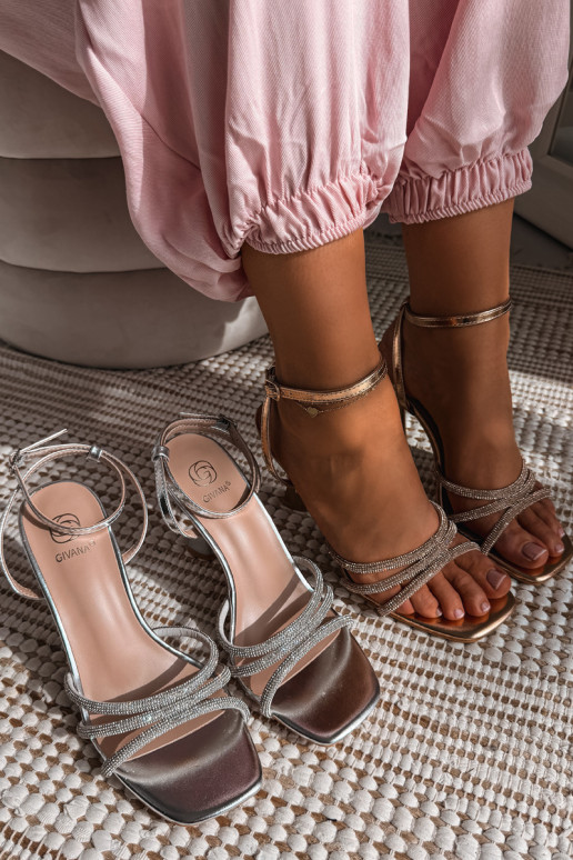 Sandales pour femmes avec des talons Ze Zdobionymi Paskami Szampańskie Gedira