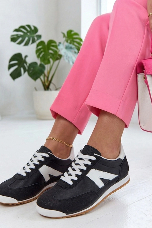 Schwarze Sportschuhe mit weißen...