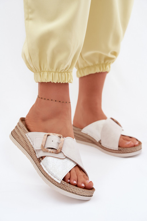 Pantoufles pour femmes avec une plateforme décorer avec boucles Inblu RV000012 couleur ivoire