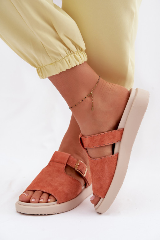 Chaussons femme en daim avec une plateforme avec boucles dorées couleur orange Zemela
