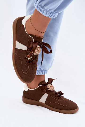 Lelora schokoladenfarbene Sneakers für Damen mit schönen Details