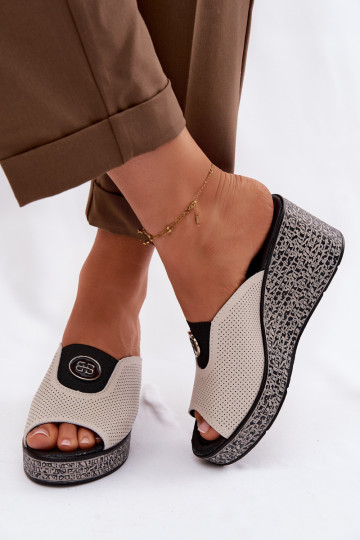 Pantoufles en cuir avec une plateforme avec des ornements S.Barski LR61-7011 beige 2