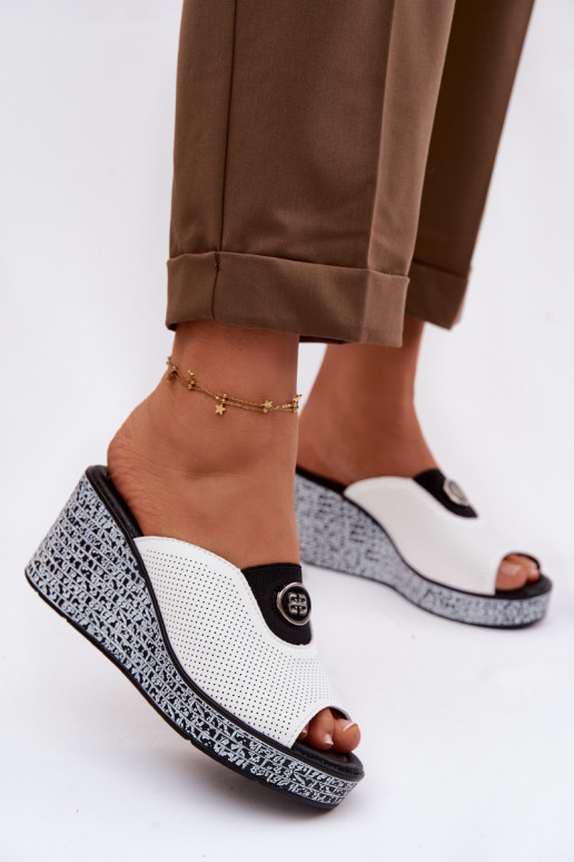 Pantoufles en cuir avec une plateforme avec des ornements S.Barski LR61-7011 couleur blanche