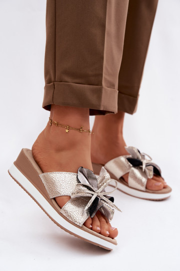 Pantoufles en cuir avec une plateformeDekoracyjnym Une fleur S.Barski GR61-5989 couleur dorée 2