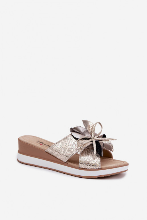 Pantoufles en cuir avec une plateformeDekoracyjnym Une fleur S.Barski GR61-5989 couleur dorée