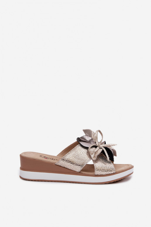 Pantoufles en cuir avec une plateformeDekoracyjnym Une fleur S.Barski GR61-5989 couleur dorée