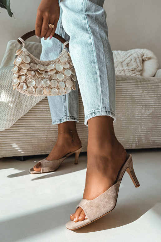 Pantoufles pour femmes Activé Smukłym Obcasie beige Revina