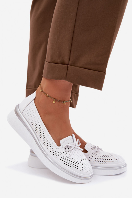 Peau avec des éléments ajourés chaussures avec une plateforme S.Barski LR61-7043 couleur blanche