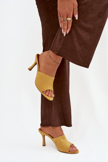 Pantoufles pour femmes avec des talons finsen daim écologiqueu couleur jaune Isolia 2