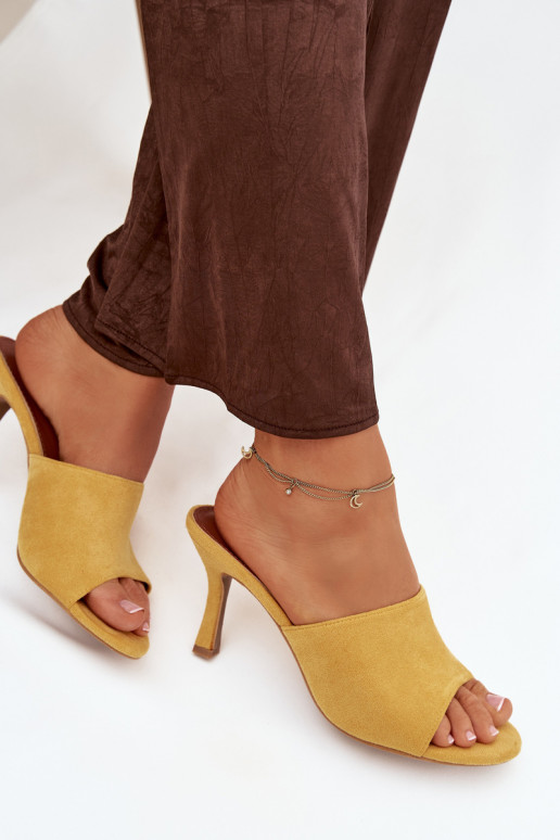 Pantoufles pour femmes avec des talons finsen daim écologiqueu couleur jaune Isolia