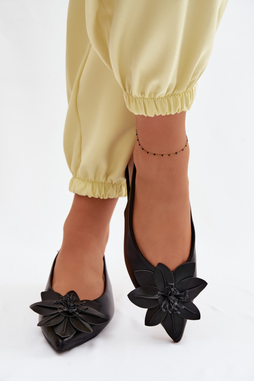 Sandales pour femmes avec des talons largesDekoracyjnym Une fleur couleur noire Telivette