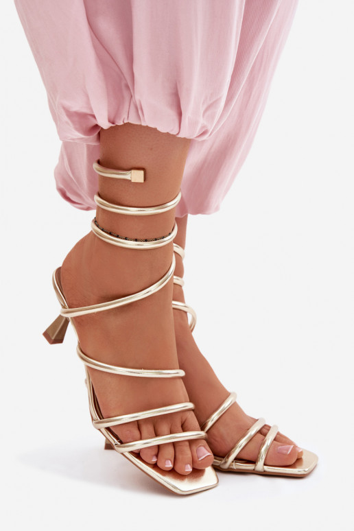 Damensandalen mit Absätzen mit Streifen goldene Farbe Samara