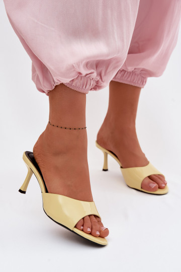 Mules en simili cuir laquées avec talons fins jaunes Melissea