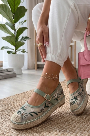 Groene espadrilles versierd...