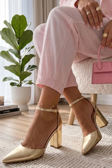 Gouden hoge hakken op een...