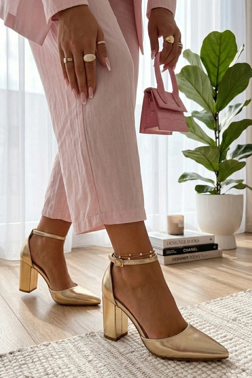 Talons dorés sur colonne Audrey