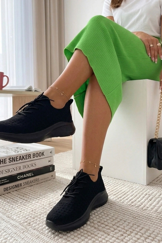 Zwarte lichte geperforeerde sneakers...