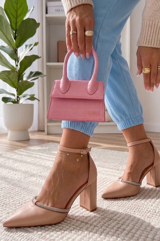 Zandkleurige schoenen met zirconia...