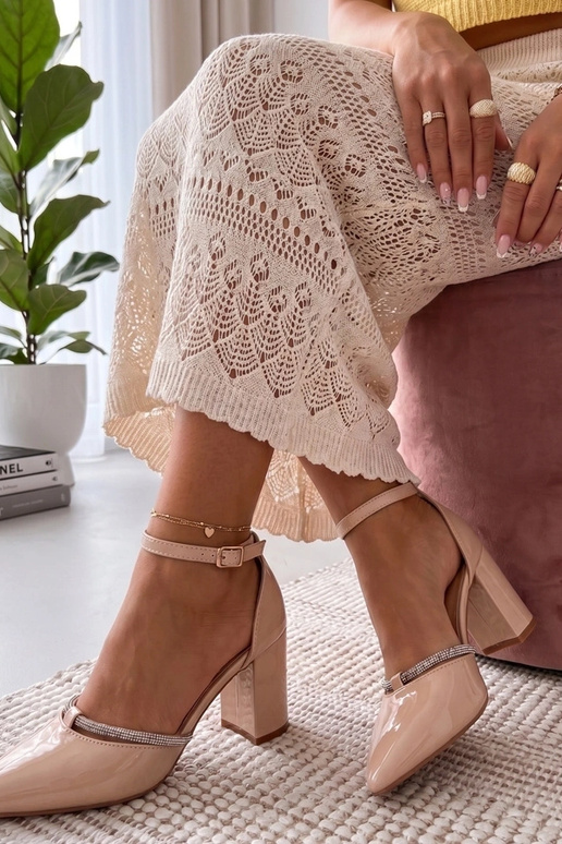 Chaussures vernies couleur sable avec...