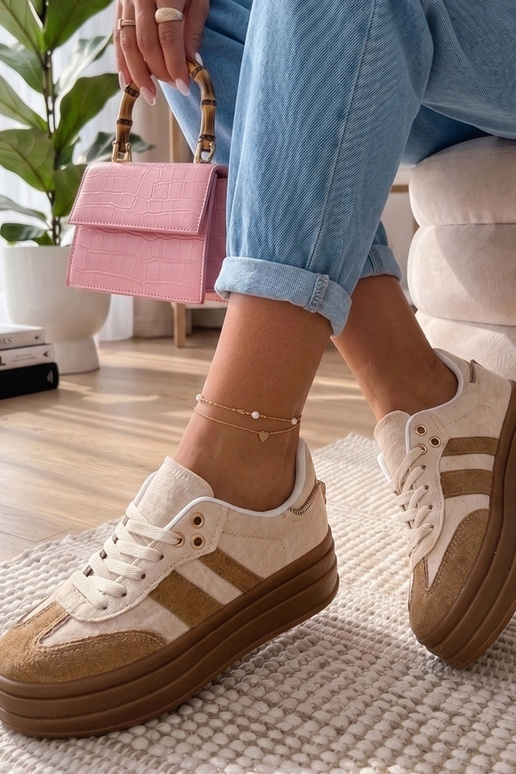 Zandkleurige sneakers met platform...