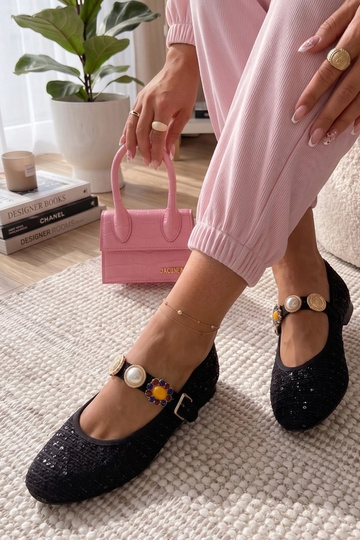 Ballerines noires avec une sangle décorative Chantal 2