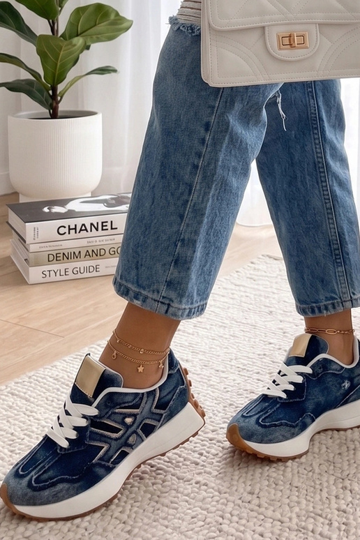 Donkerblauwe denim sneakers op een...