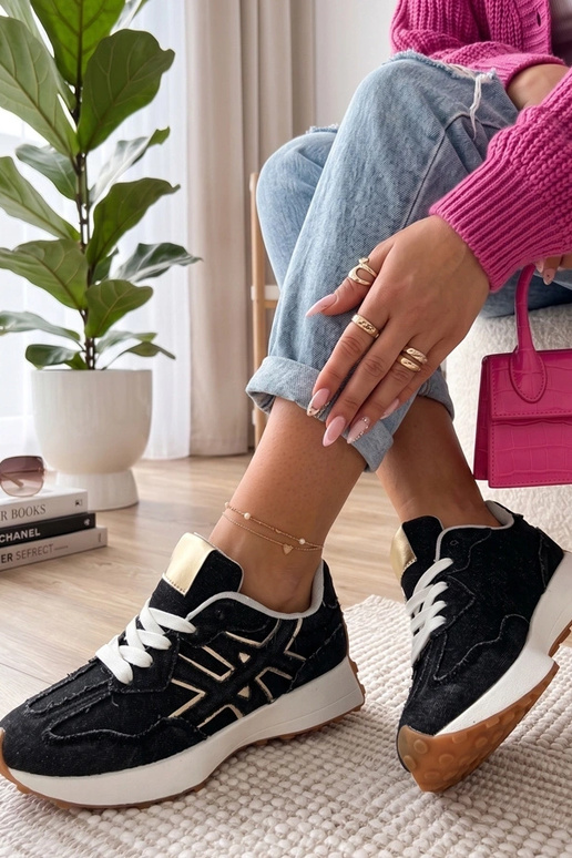 Zwarte denim sneakers op een platform...